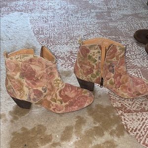 Flower bootie shoes!